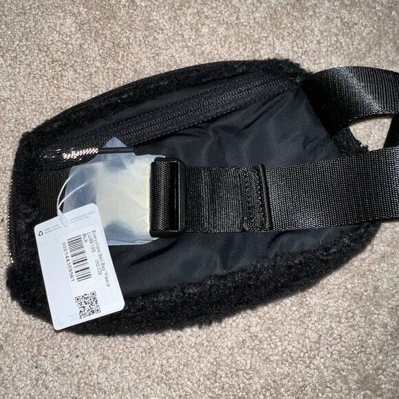 New Lululemon Everywhere Fleece Belt Bag Black 1L - Picture 7 of 9
